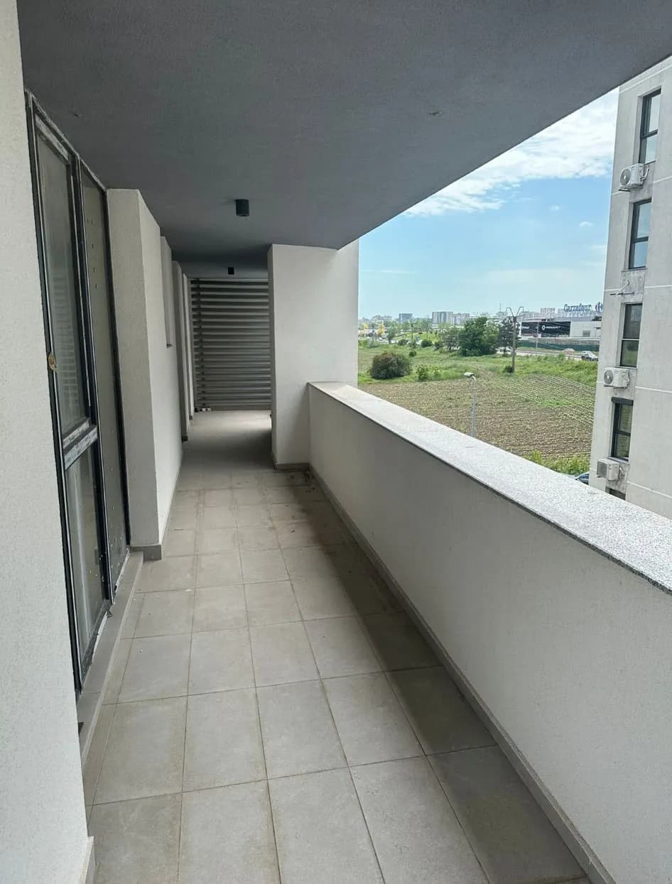 Balcon generos cu placare ceramică și parapet finisat, deschidere spre zona verde