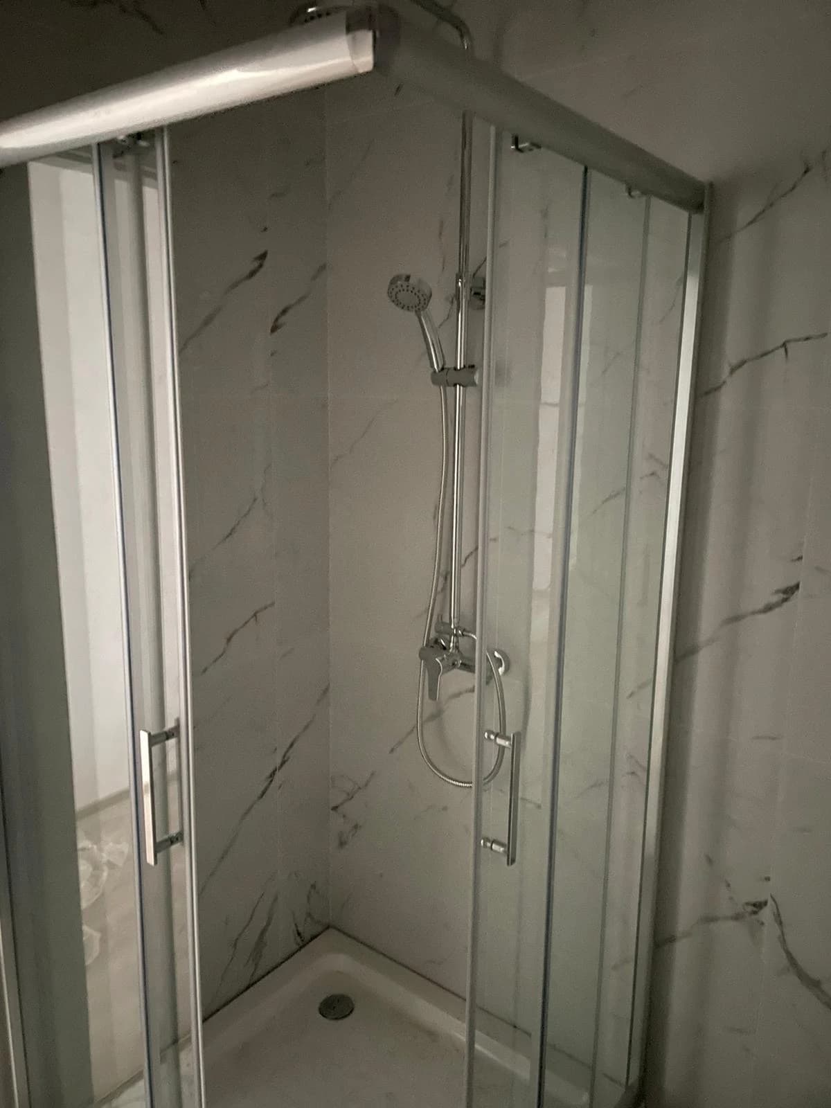 Baie cu cabină de duș, finisaje moderne