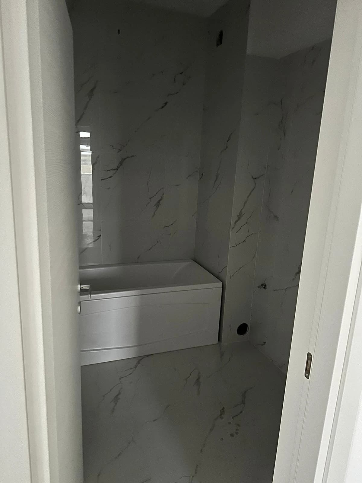 Baie cu cadă, pregătită pentru dotări finale