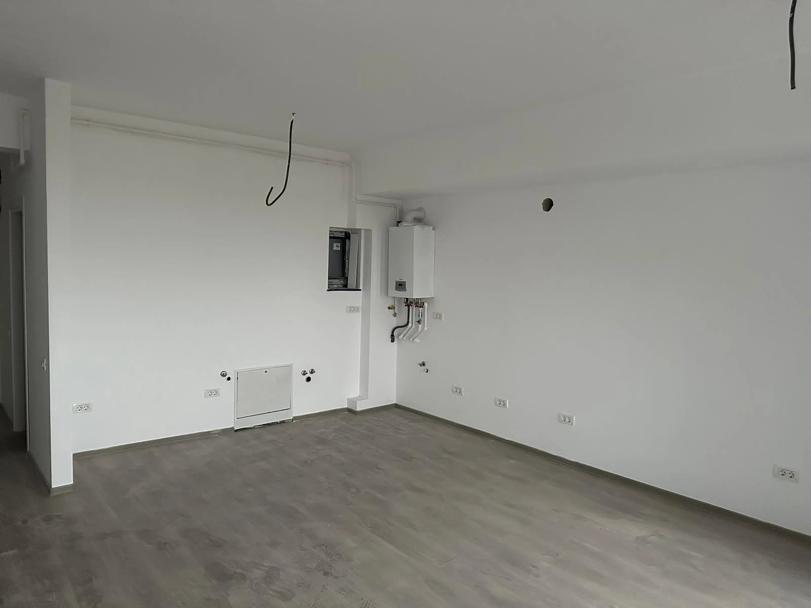 Spațiu open-space gata de compartimentare și mobilare