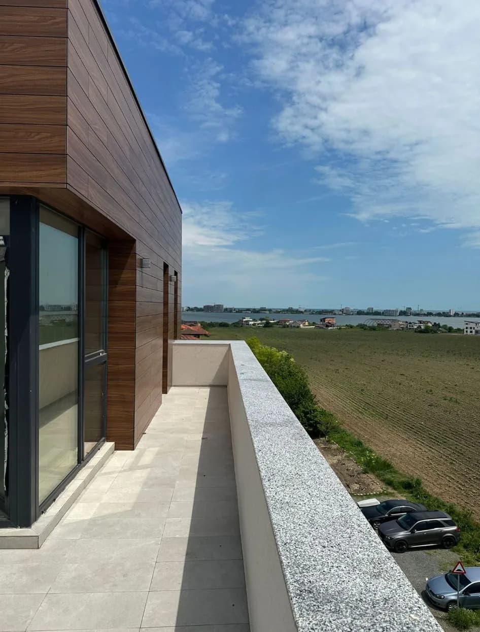 Terasă rooftop cu placare lemnoasă și vedere panoramică spre lacul Siutghiol