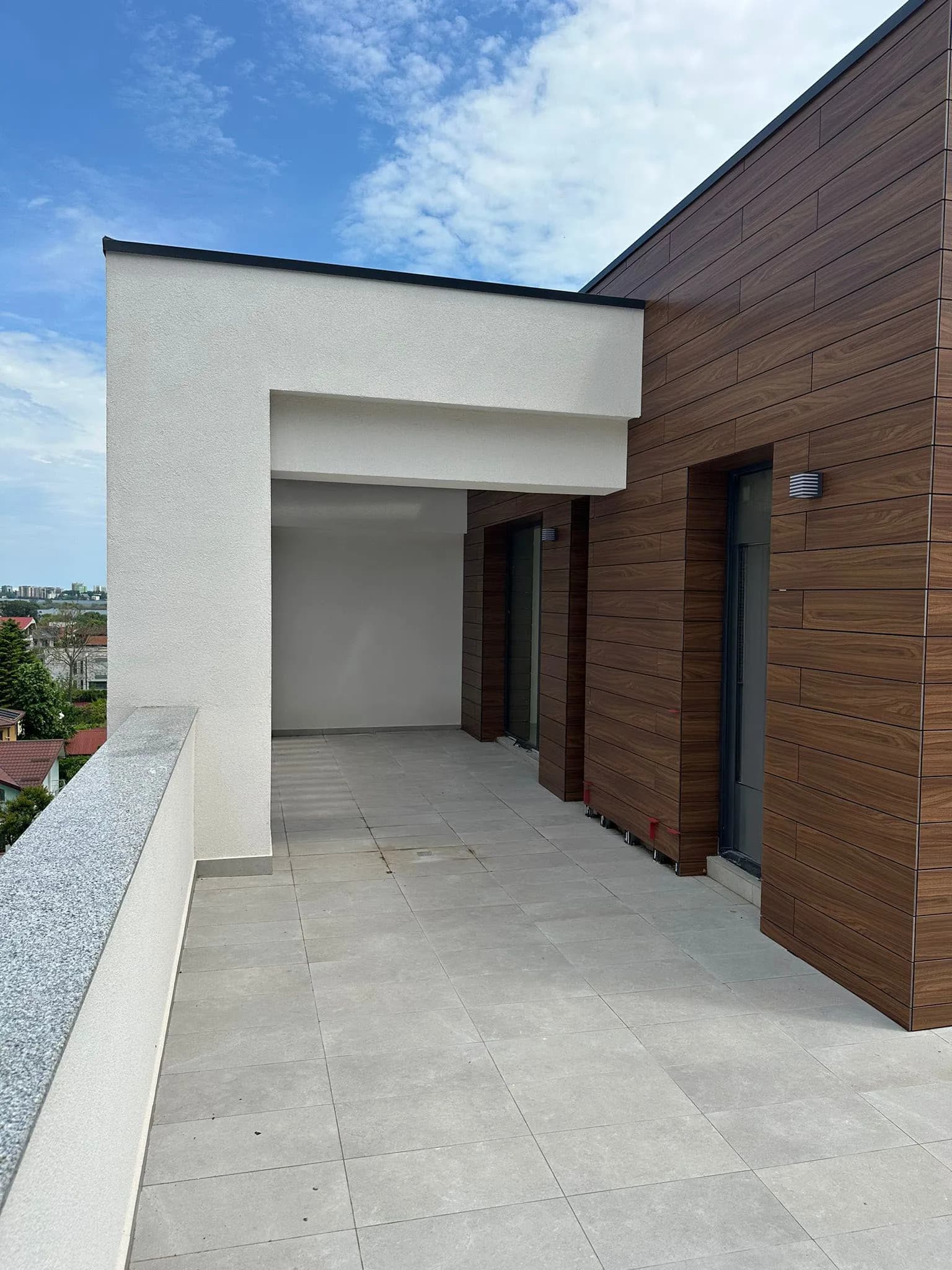 Terasă rooftop cu placare lemnoasă și pardoseală finisată